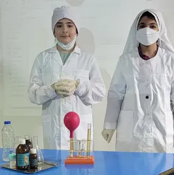 مدرسه فرزانگان ایران، آزمایش‌های علمی و پژوهشی دبستان فرزانگان ایران: پرورش ذهن‌های کنجکاو